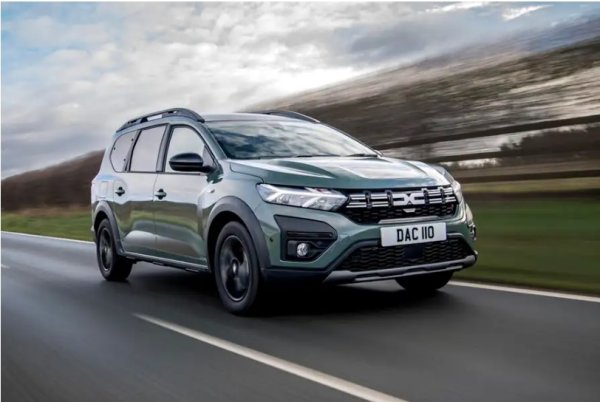 Не е изненадващо, че най-голямата глътка свеж въздух идва от Dacia. В Jogger бюджетната марка е съчетала приличен като пространство и напълно оборудван автомобил за превоз, чиято цена е по-ниска от на мини при някои марки.
Разбира се, румънската машина не излъчва стил и изтънченост. Кара се обаче толкова уверено, че печели с лекота феновее. Jogger е кола, която почти успява да бъде всичко &ndash; SUV, минаван, комби. Има точно достатъчно място за седем възрастни, въпреки че третият ред е повече подходящ за деца. Премахването на всички задни седалки освобождава 2094 литра товароносимост като на ван. Може би най-големият проблем е, че седалките на третия ред не се сгъват, когато не са необходими. Това означава, че трябва да ги премахнете напълно, ако искате пространството за багаж.
1,0-литровият двигател с турбокомпресор осигурява плавно шофиране, но губи част от качествата си при пълна кола. Лекото и точно кормилно управление се комбинира с малко повдигната позиция на седене. Сцеплението при завои е добро.
Dacia удари допълнително с въвеждането на мекия хибрид, като 1,6-литров бензин дойде от компанията-майка Renault. Моделът добавя тегло и сложност, но фирмата твърди, че тази кола може да поеме 80% от градското шофиране в чист EV режим.
